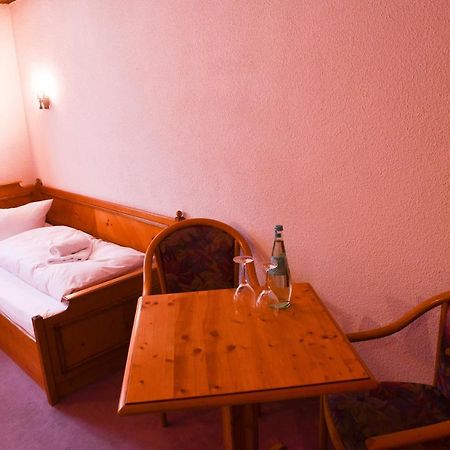 Hotel Gaestehaus Linde Mörnsheim Exteriör bild